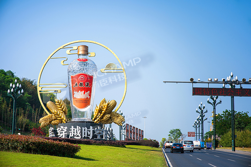 城市符号 | 汤臣新材等比复刻五粮液亚克力酒瓶巨型地标